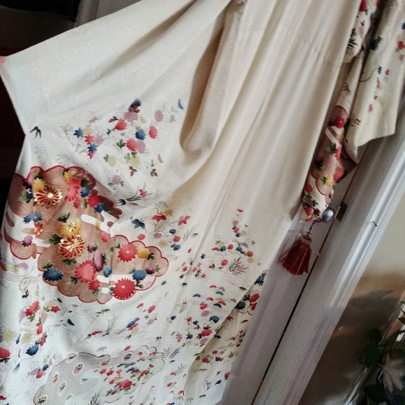 SOLD Vintage Traditional Silk Kimono - Picture 4 of 8